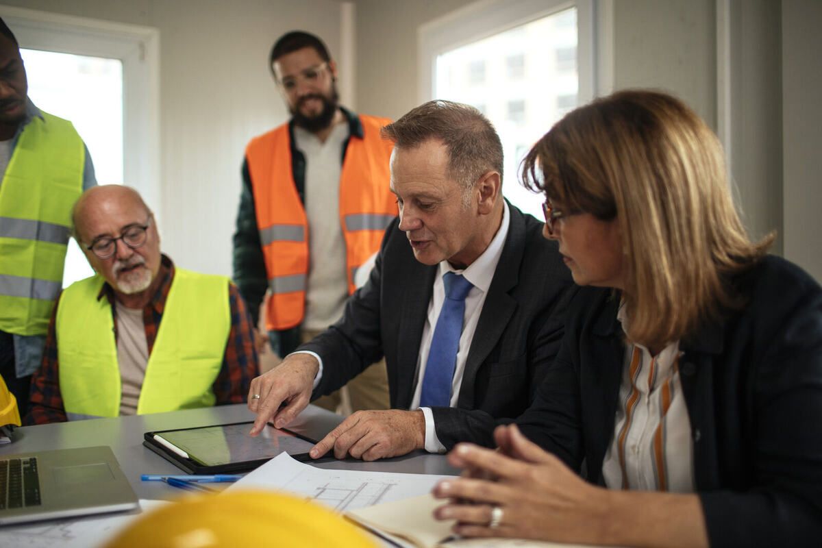 Baubesprechung: Bauleitung und Verwaltung am Tisch
