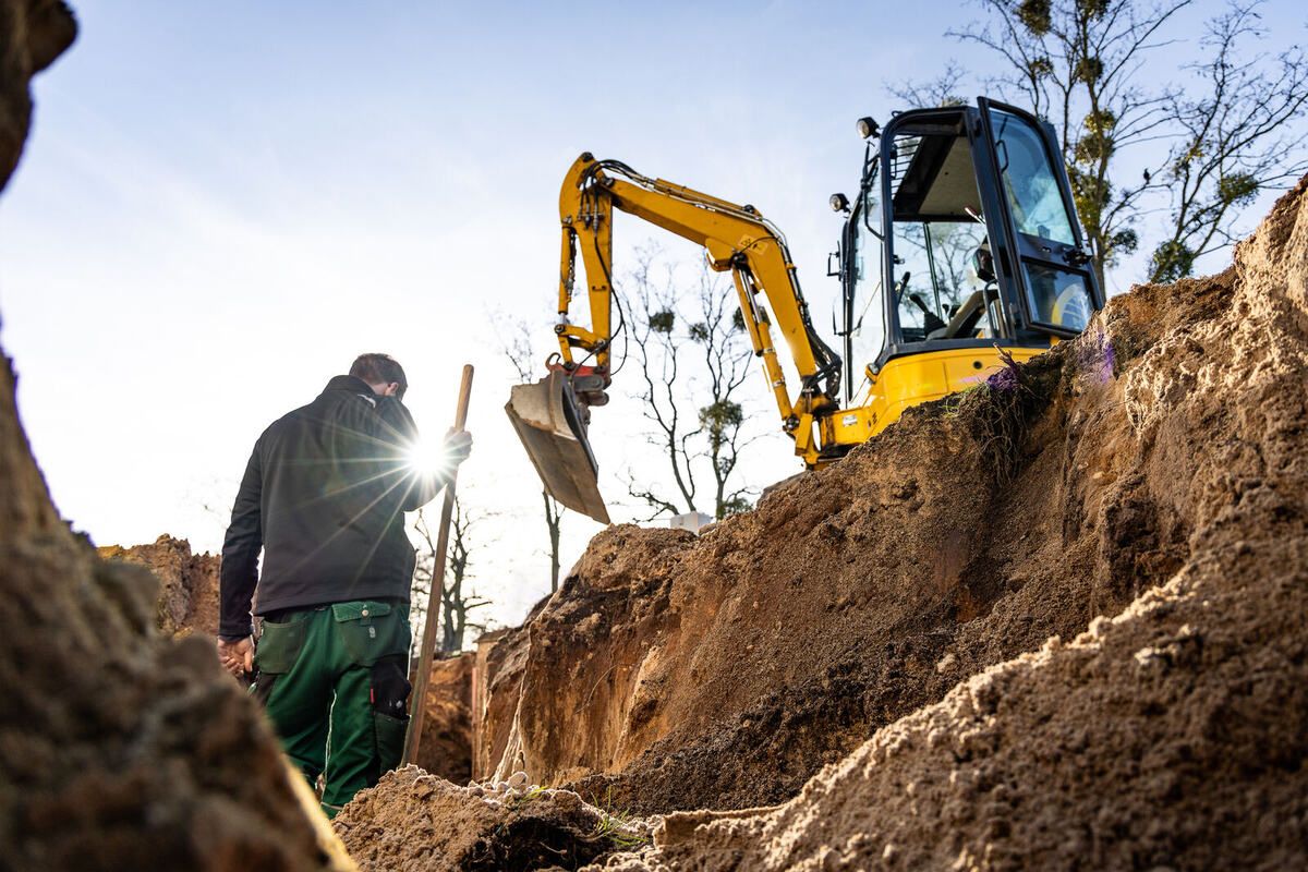 Bagger bei Erdarbeiten auf der Baustelle