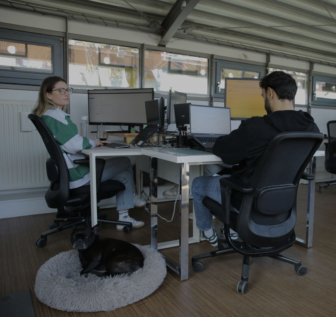 Person arbeitet konzentriert an einem Schreibtisch im Büro
